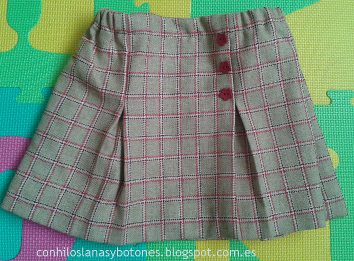 Con hilos, lanas y botones: falda de cuadros para niña