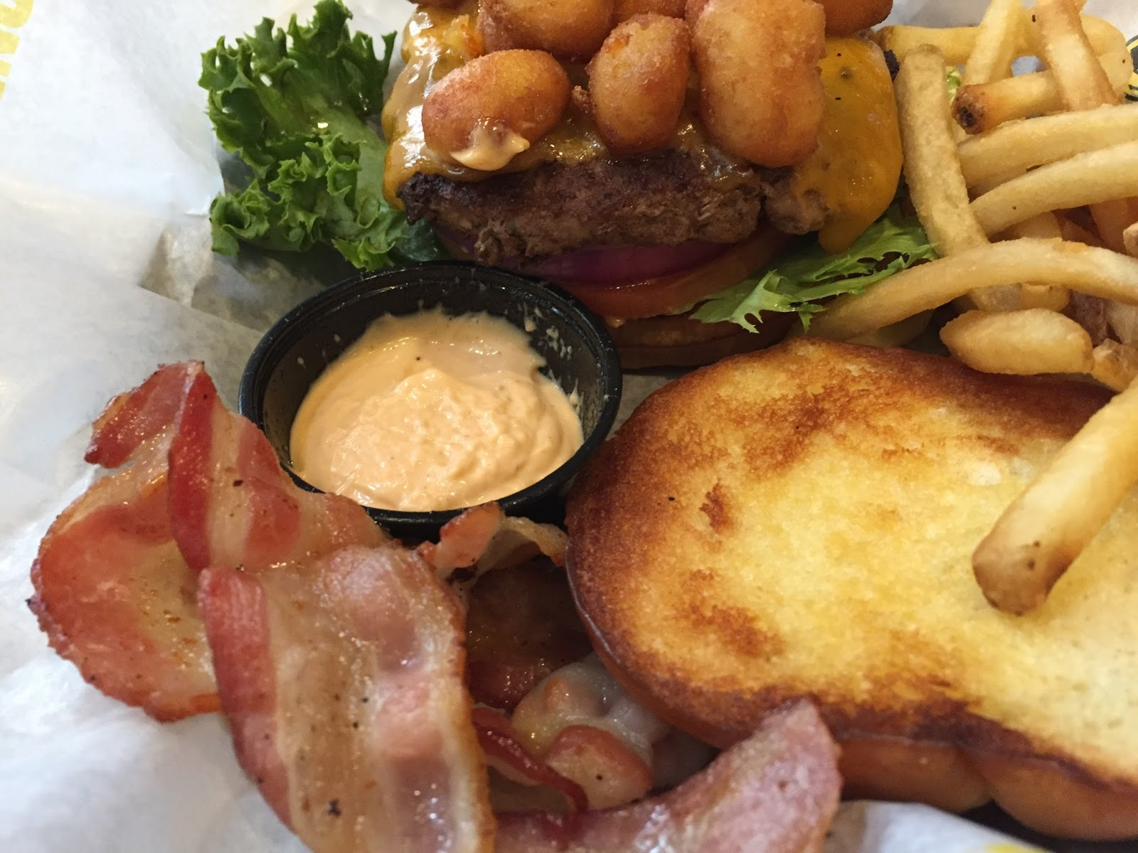 Cheese Curd Bacon Burger From Buffalo Wild Wings / バッファローワイルドウィングスのチーズ