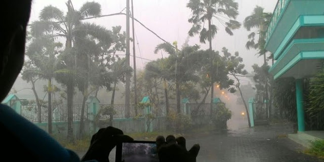 Subhanallah! Angin Kencang Melanda Surabaya, Suara Adzan Misterius Tiba-tiba Berkumandang