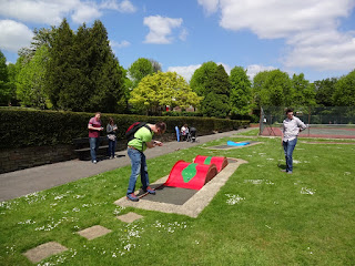 Steve 'F1' Gow playing the snakey second hole in Woking