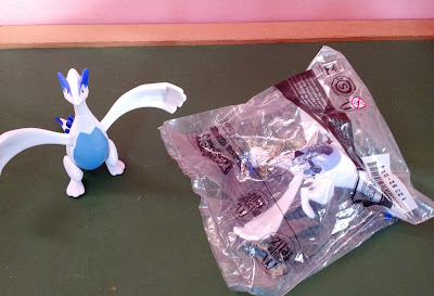 Brinquedo de plástico, pokemon branco e azul que bate as asas (vendido) Rayquasa Nintendo, coleção Mcdnald's - lacrado ou não R$ 15,00