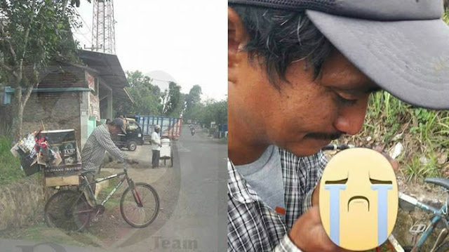 Bapak Penjual Mainan ini Menangis di Pinggir Jalan, Ketika di Tanya Sudah Makan Belum Begini Ekspresinya