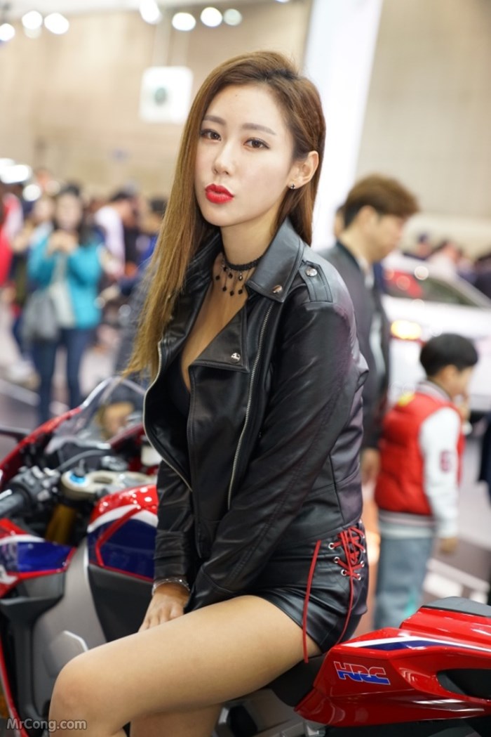 Kim Tae Hee&#39;s beauty at the Seoul Motor Show 2017 (230 photos) photo 11-0