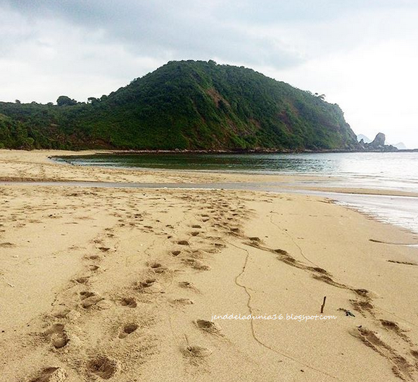 Pantai Nambung Lombok, Pantai Yang Memiliki Pesona Alam Yang Luar Biasa Dan Air Terjun Yang Berada Di Tengah Pantai