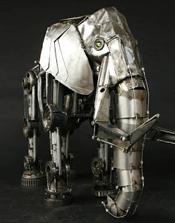 Escultura con metal reciclado de Andrew Chace.