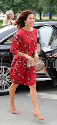 Robe BA&SH / escarpins Gianvito Rossi / pochette Hugo Boss