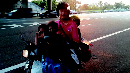 kisah viral lelaki bawa anak naik motor untuk pulang beraya