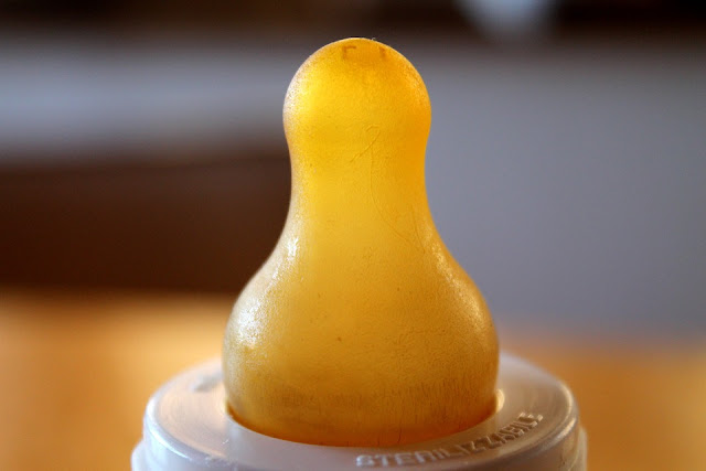 Allattamento al biberon: poppate programmate o allattamento a richiesta?