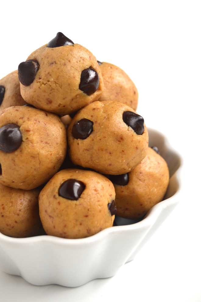 Cookie Dough Lactation Bites take just 5 minutes to make and are the perfect healthy snack for the nursing mom featuring oats, flax and a secret protein and fiber packed ingredient! www.nutritionistreviews.com