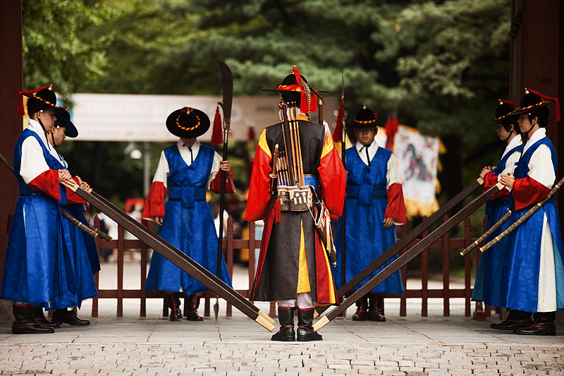 091003_seoul_korea_deoksugung_palace_daehanmun_changing_royal_guards_block_MG_2528.jpg