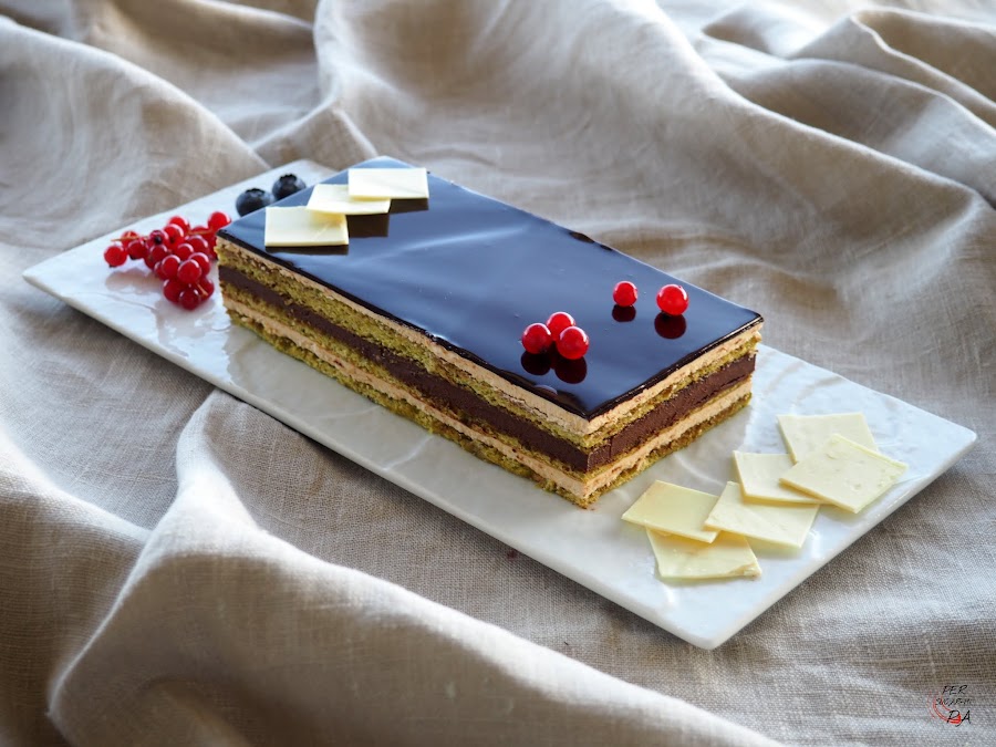 Tarta Ópera, bizcocho Joconde, crema de mantequilla con café (moka), ganaché de chocolate y el temido glaseado de espejo, todo ello en finas capas superpuestas y con los bizcochos bañados en almíbar de café.