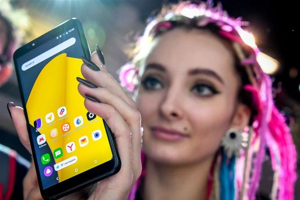 الكشف عن الهاتف الروسي الجديد Yandex Phone
