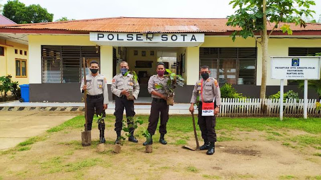 Makruf Soeroto dan Anggota Polsek Sota Tanam Pohon di Perbatasan RI-PNG Makruf Soeroto dan Anggota Polsek Sota Tanam Pohon di Perbatasan RI-PNG