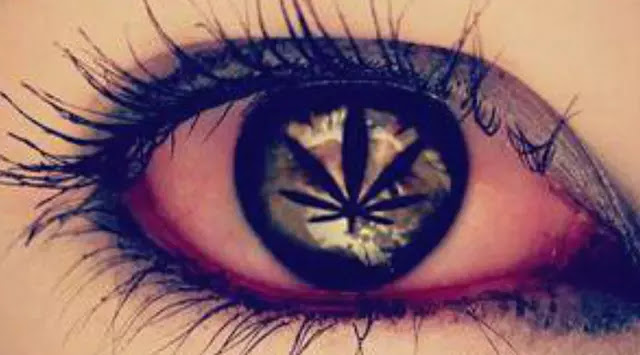 Видео убей глаза. Глаз с марихуаной арт. Зрачок наркомана рисунок.