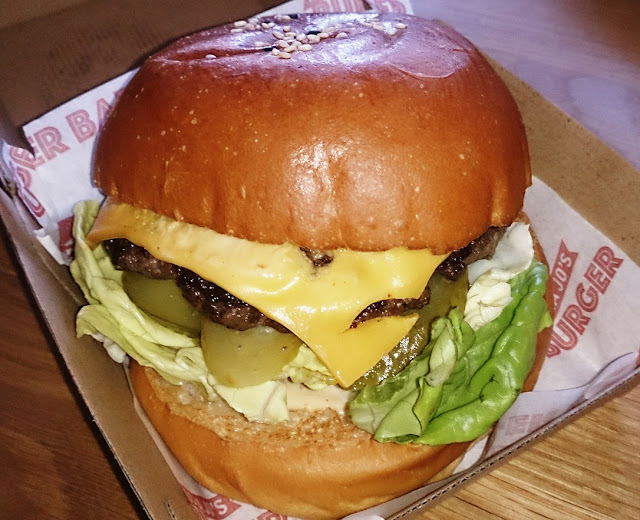 Mocha Jo's Burger Bar, cheeseburger