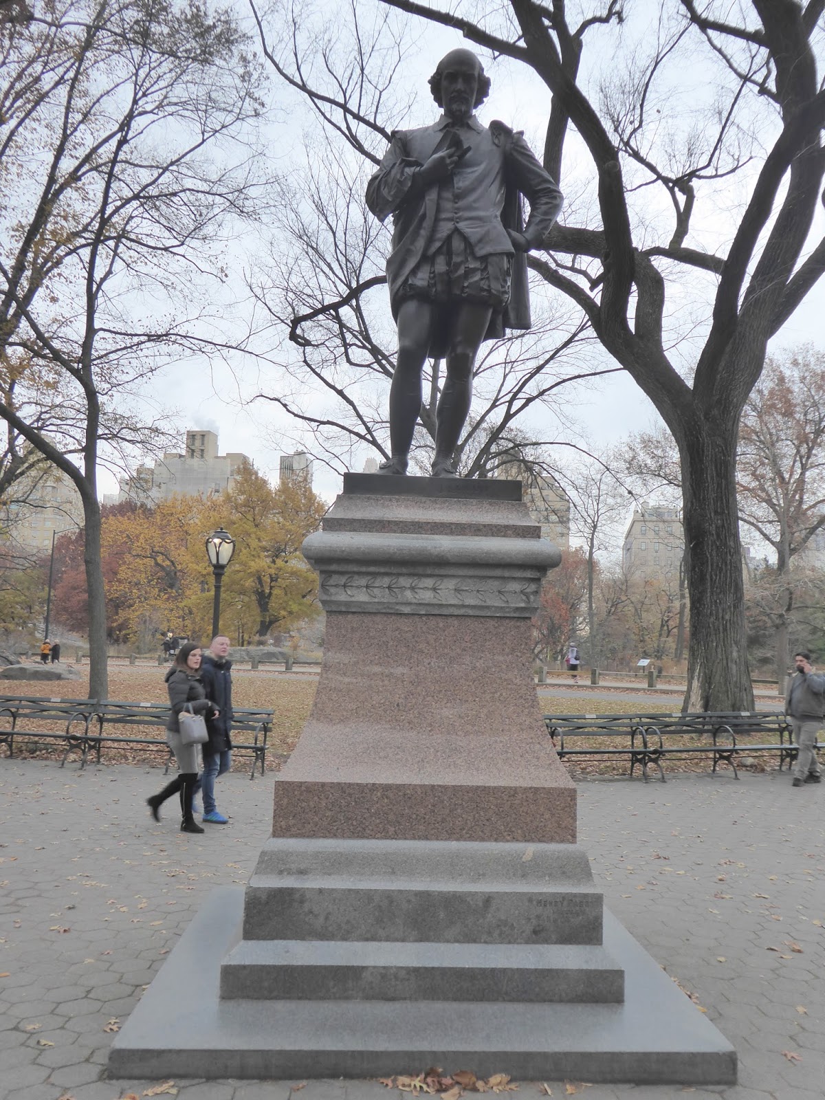 Photoops Statue of Historical Figure William Shakespeare Central