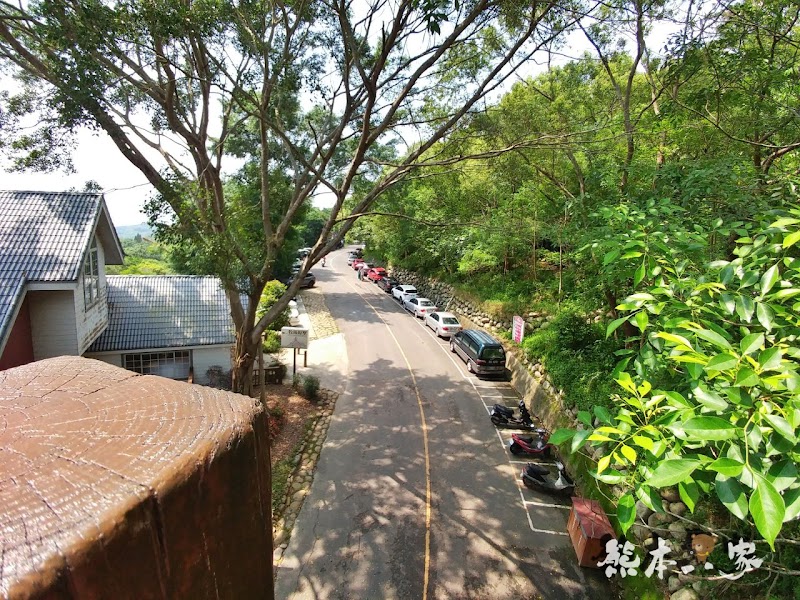 苗栗飛牛牧場親子住宿|牧場原墅家庭房|森林芬多精相伴的童趣屋