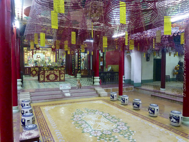 Interior de pagoda con espirales de incienso en Hoi An, por El Guisante Verde Project