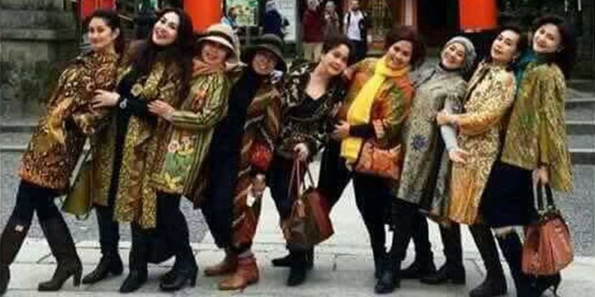 SUMPAH PARAH BANGET !!! Ini fotofoto cerianya istri