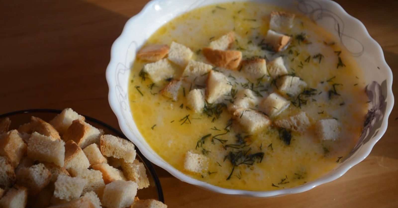 Суп с плавленным сыром и колбасой рецепт. Сырный суп с сосисками. сырный суп с колбасой. суп сырный из плавленного сыра с сосисками.