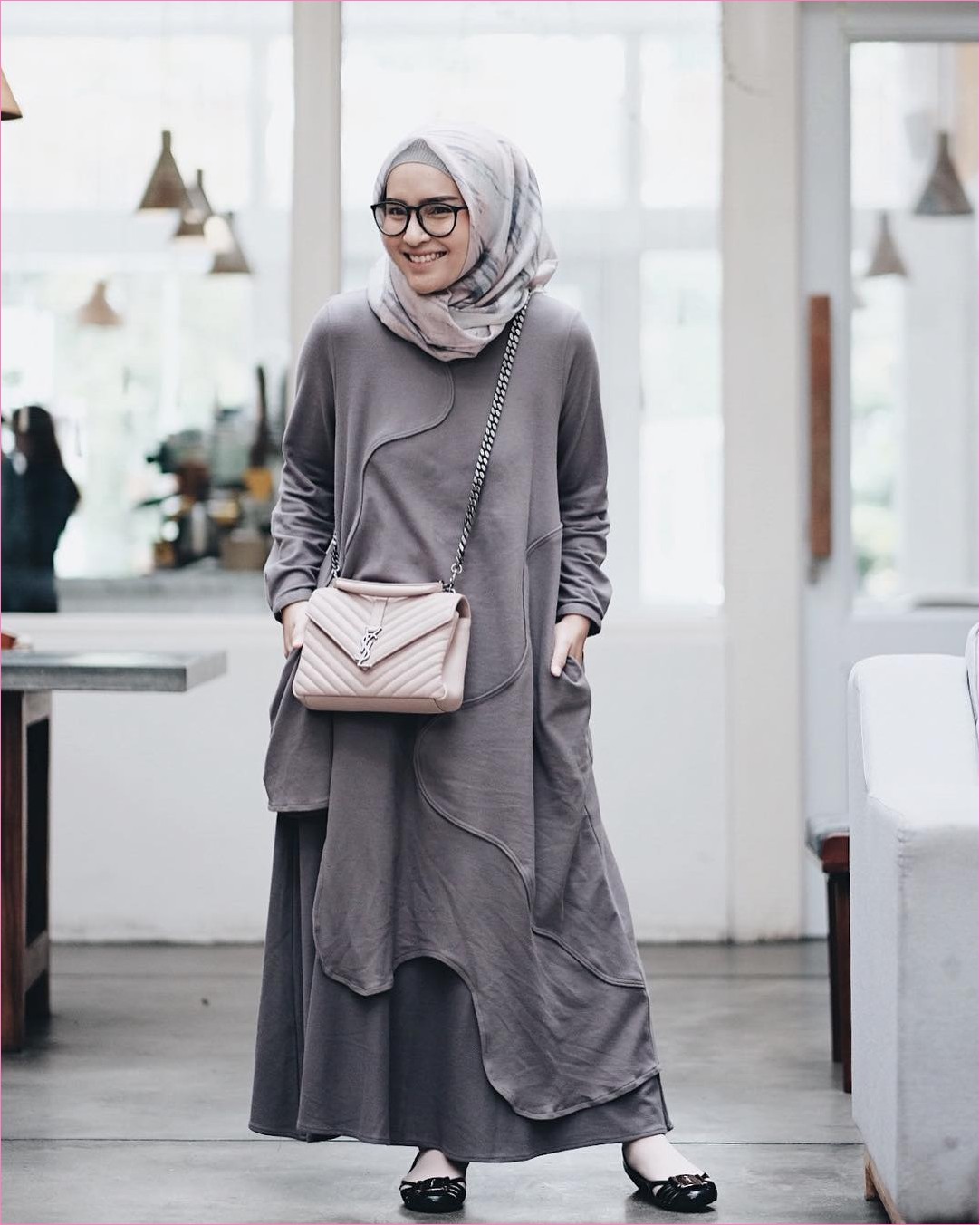 Outfit Baju Tunic Untuk Hijabers Ala Selebgram 2018 baju tunic rok A-line abu tua kaos kaki krem muda flatshoes hitam slingbags krem kerudung segiempat hijab square ciput rajut kacamata bulat ootd trendy kekinian putih Outfit Baju Tunic Untuk Hijabers Ala Selebgram 2018 baju tunic rok A-line abu tua kaos kaki krem muda flatshoes hitam slingbags krem kerudung segiempat hijab square ciput rajut kacamata bulat ootd trendy kekinian putih