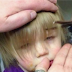Padre soltero sin saber nada de nada, le hace un drástico corte de cabello a su hija y se hace viral.