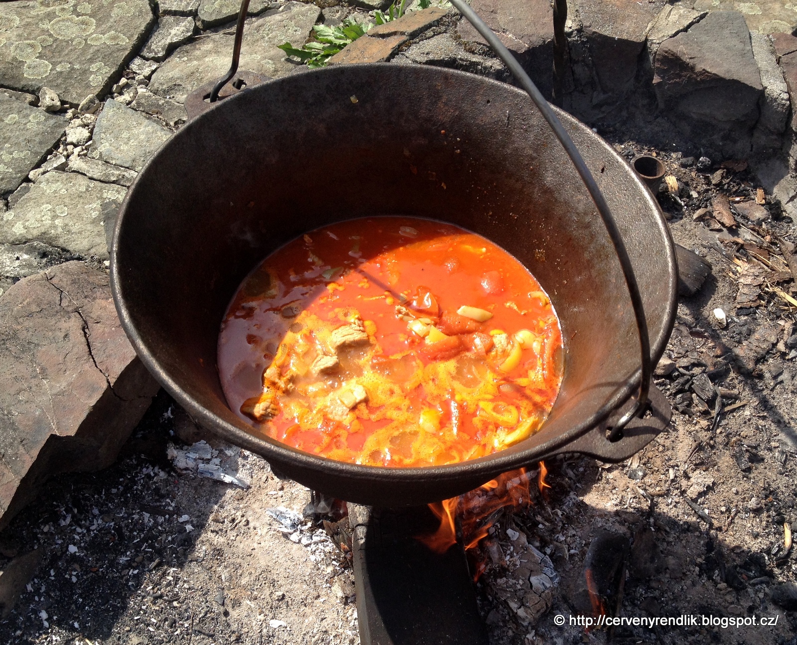 Červený rendlík Pörkölt z kotlíku