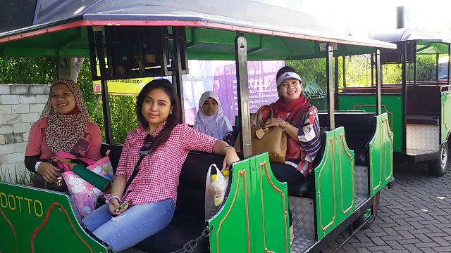 ramai ramai naik kereta mobil wisata indonesia malang batu secret zoo dan eco green park jatim nurul sufitri mom lifestyle blogger