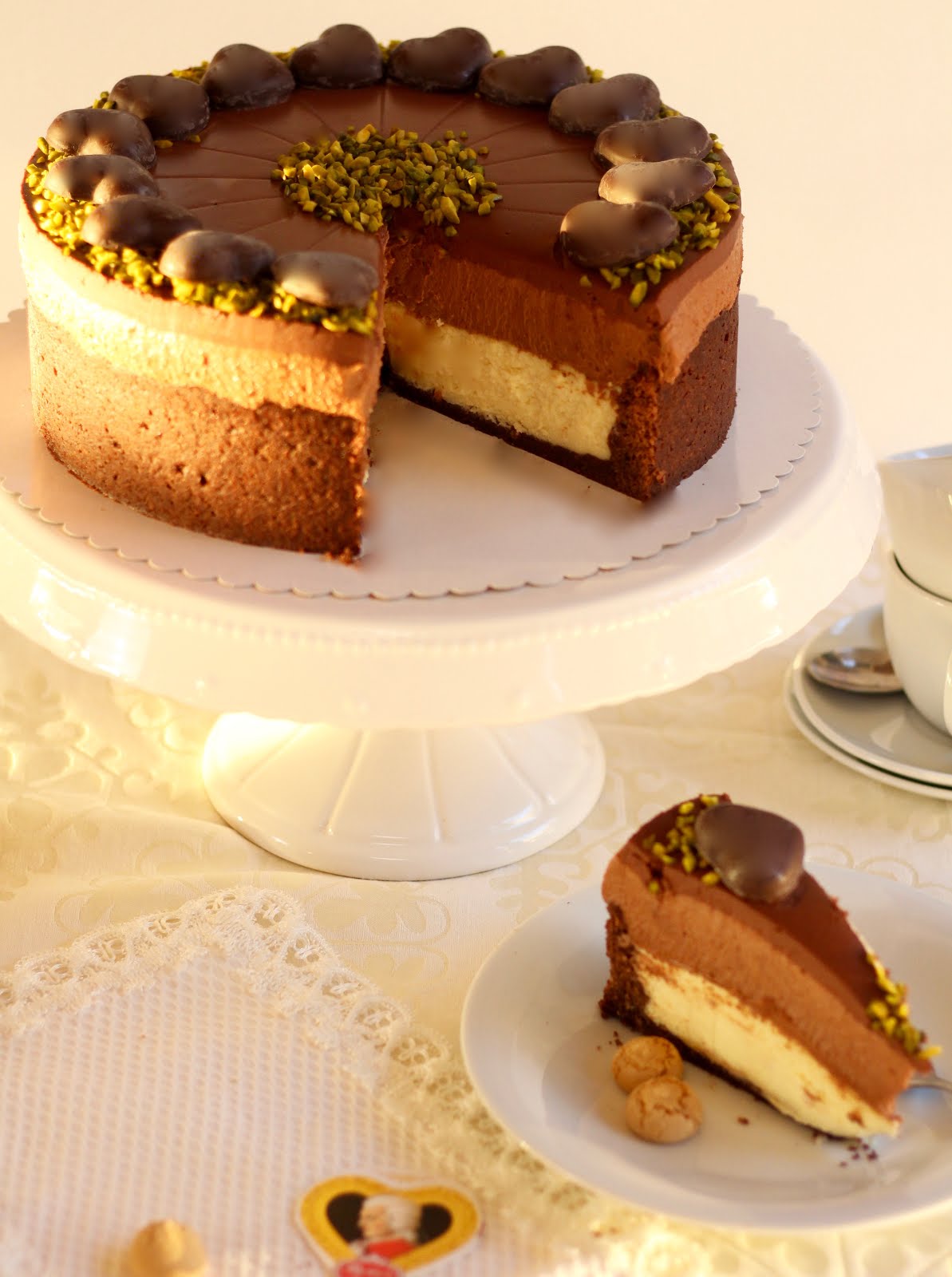 Unwiderstehliche Mozart-Nougatsahne-Torte mit Marzipan-Quark-Creme Unwiderstehliche Mozart-Nougatsahne-Torte mit Marzipan-Quark-Creme