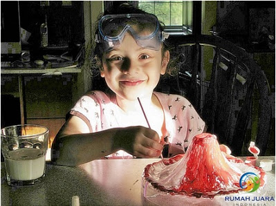 seorang anak perempuan sedang bereksperimen