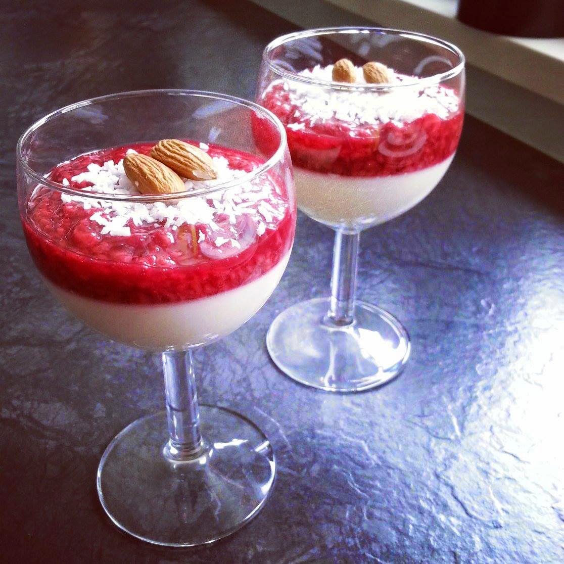 Chocolate Muffin Blog Panna cotta na mleku kokosowym z sosem malinowym