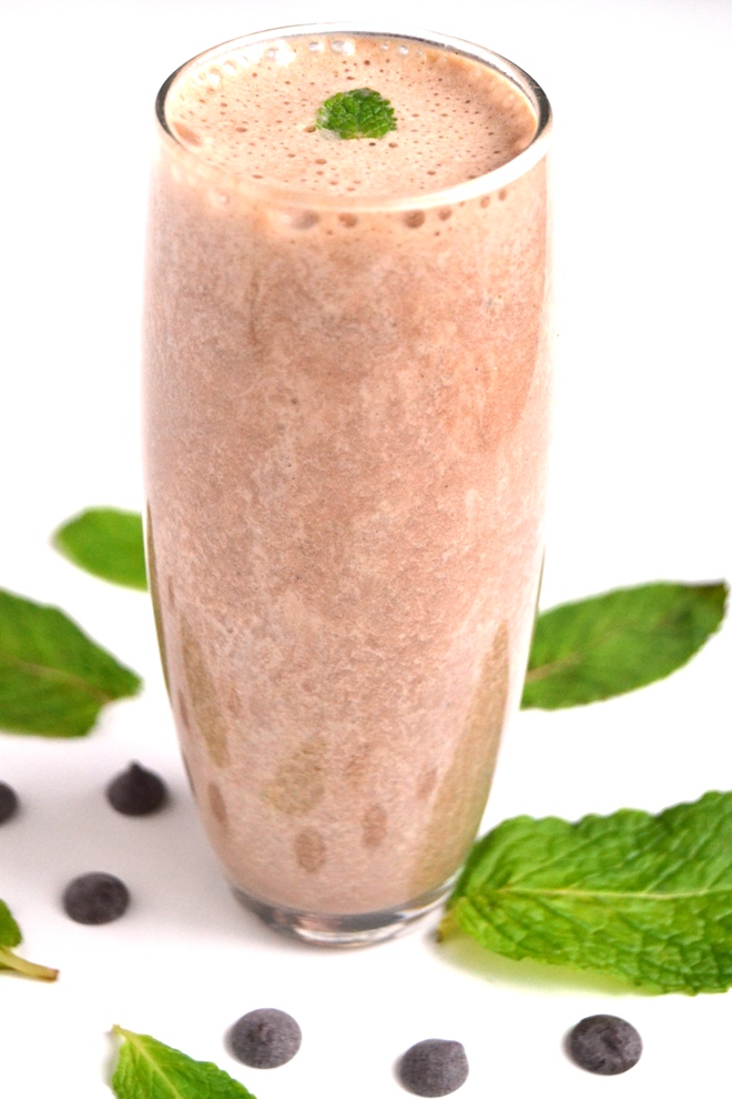 Mint Chocolate Chip Protein Shake tastes like an indulgent treat while being quite healthy with banana, chocolate protein and fresh mint leaves! www.nutritionistreviews.com