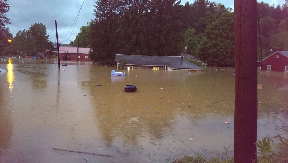 The ster Commentator Camden on Gauley Flood Photos
