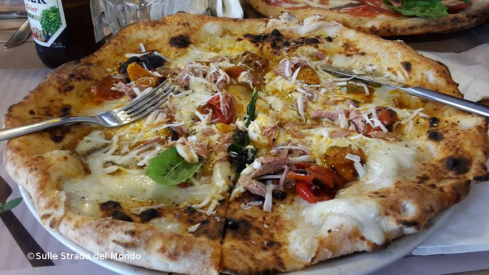 ai Tre Santi si può mangiare una pizza tra le migliori di Napoli