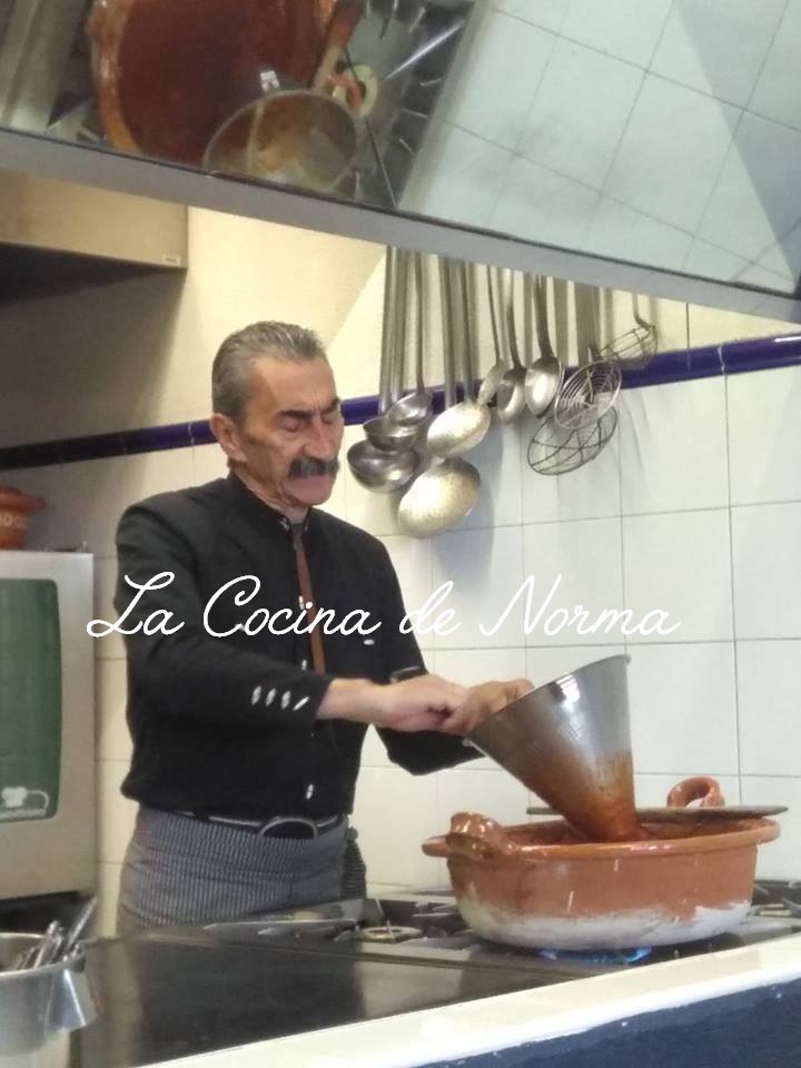 CLASE CON EL JEFE DE COCINA YURI DE GORTARI Y EL HISTORIADOR EDMUNDO  ESCAMILLA - La Cocina de Norma