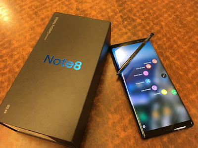 Spesifikasi Samsung Galaxy Note 8 Spesifikasi Samsung Galaxy Note 8 Kamera bagian depan dari Samsung Galaxy Note 8 juga tidak kalah menarik, karena Samsung telah membenamkan kamera depan beresolusi 8 MP, f/1.7, autofocus, yang kualitasnya terbaik dikelanya. Bahkan kamera depan ini juga bisa kamu andalkan untuk Live Vlogging dengan kualitas perekaman 2K 1440p@30fps, dual video call. Dengan segala spesifikasi canggih ini, Samsung menyuplay daya dengan mengandalkan baterai berkapasitas 3300 mAh lengkap dengan fitur fast Charging + wirelles charging. Melihat kapasitas baterai 3300 mAh yang dimiliki Samsung Galaxy Note 8, pasti banyak yang bertanya – tanya. Apakah mampu bertahan lama, dengan prosesor super canggih dan layar yang sangat lebar ? Nah kamu tidak perlu merisaukan tentang kemampuan daya tahan baterai Samsung Galaxy Note 8 ini. Karena prosesor Exynos 8895 yang digunakan smartphone ini dibangun menggunakan fabrikasi 10nm, dimana jika dibandingkan generasi sebelumnya yang menggunakan fabrikasi 14nm, prosesor ini memiliki performa 27% lebih baik serta konsumsi daya 40% yang lebih sedikit, Jadi tidak perlu khawatir mengenai daya tahan baterai HP ini. Fitur asisten digital Bixby juga semakin disempurnakan fungsinya, untuk mengetahui berbagai informasi yang kamu butuhkan. Dan yang menarik adalah fungsu S – Pen Stylus dari Samsung Galaxy Note 8 ini, dimana kita akan dimudahkan dengan toolbar seperti