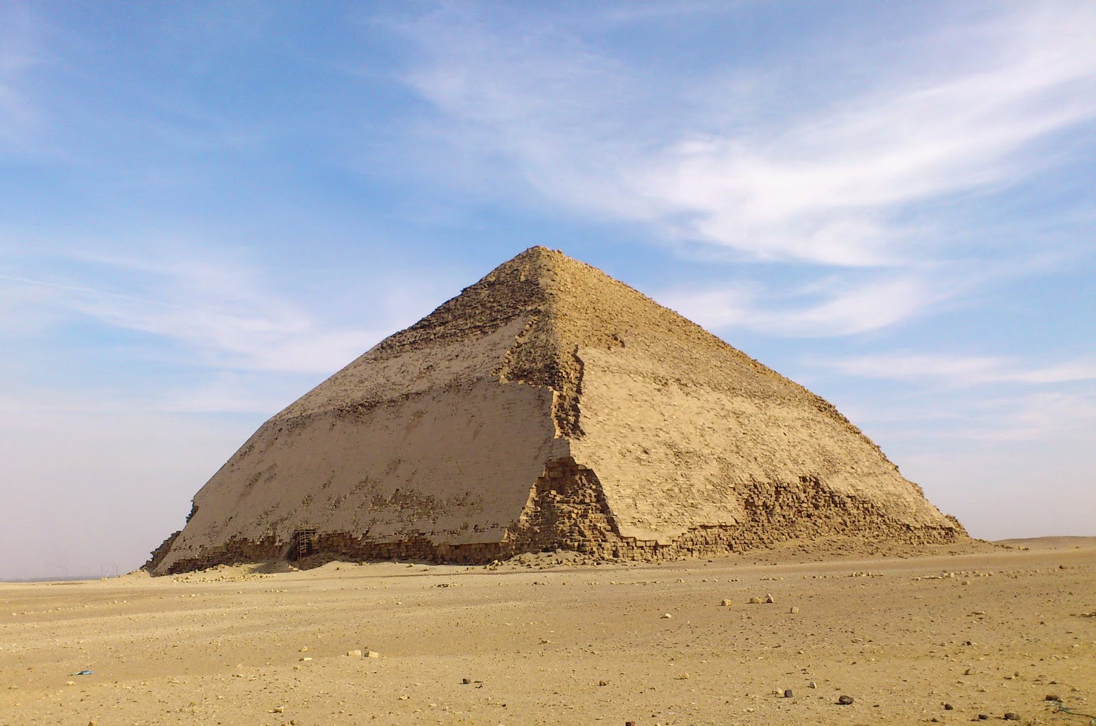 Пирамида снофру 220 104 11. Пирамида Снофру. Пирамиды Дахшура. Ломаная пирамида Снофру. Пирамида фараона Снофру (идеальная пирамида)..