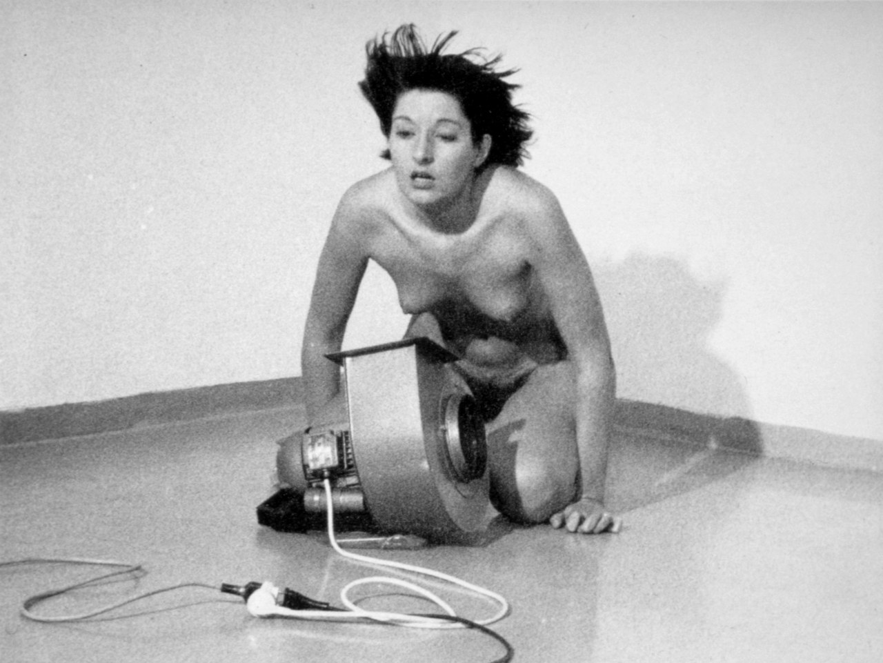 Marina Abramovic (elle Serbia), Rhythm 4 (1974)