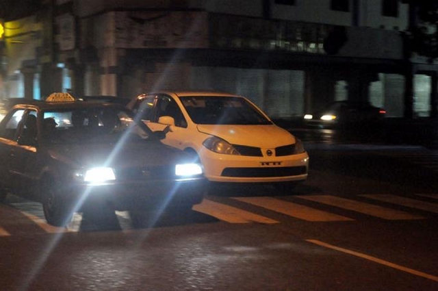 Prohíben las luces de alta luminosidad en vehículos de motor Prohíben las luces de alta luminosidad en vehículos de motor