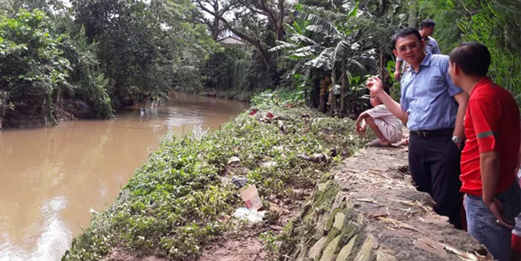 Basuki Tjahaja Purnama alias Ahok saat berbincang dengan warga yang rumahnya masih kebanjiran.