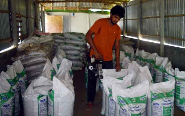 The story of Dhunate Rezaunul's countrymen becoming entrepreneurs ধুনটে রেজাওনুলের দেশসেরা উদ্যোক্তা হওয়ার গল্প