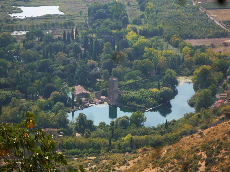 Vista de cima do Jardim de Ninfa