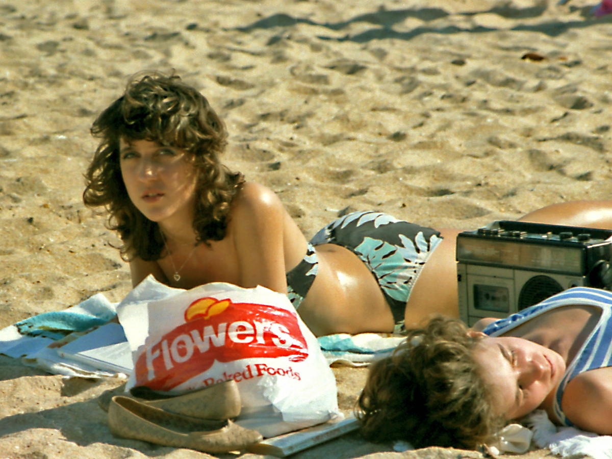 44 Beautiful Color Photos Documented Everyday Life at Florida Beaches in th...
