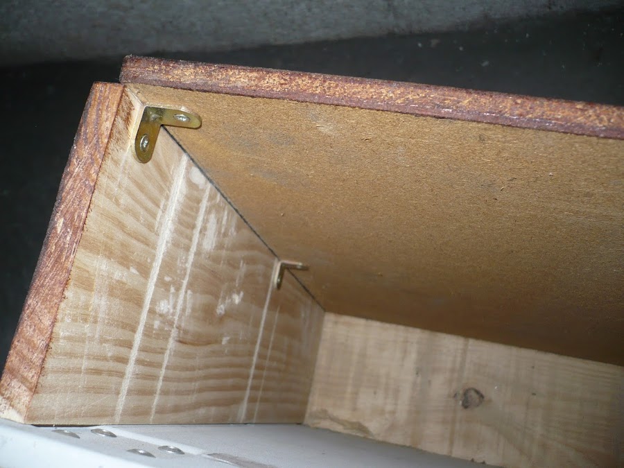 Mesa auxiliar con ruedas con piezas recicladas.