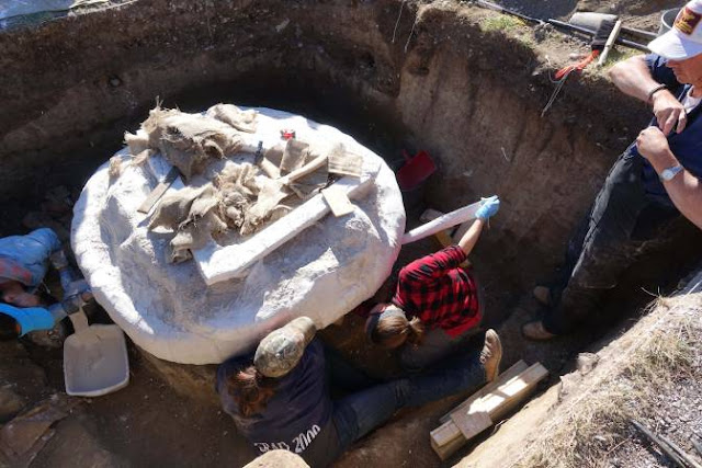 Royal Alberta Museum to crack open 1,600-year-old roasting pit with meal still inside Royal Alberta Museum to crack open 1,600-year-old roasting pit with meal still inside