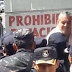 Un video muestra al secretario de Derechos Humanos de Santa Cruz golpeando un policía en Jujuy