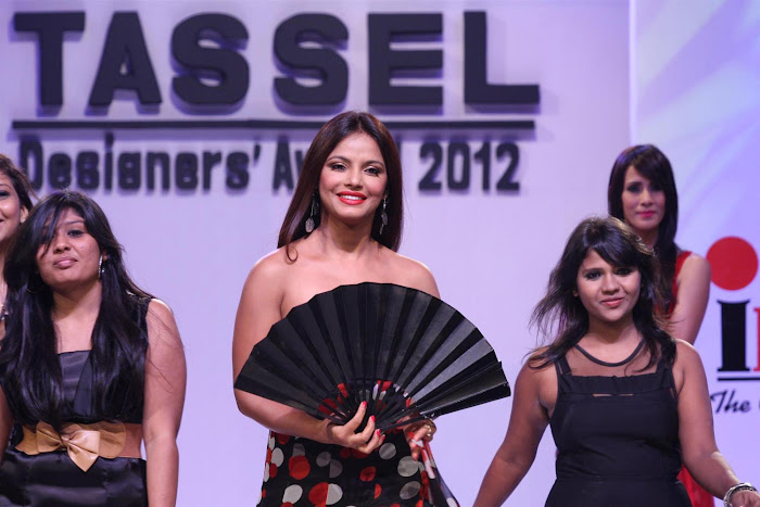 neetu chandra at the tel designers awards 2012 by inifd. hot images