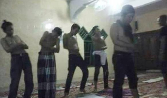 Permainkan Sholat, Kelakuan Keji 5 Pemuda Ini Membuat Umat Islam Geram