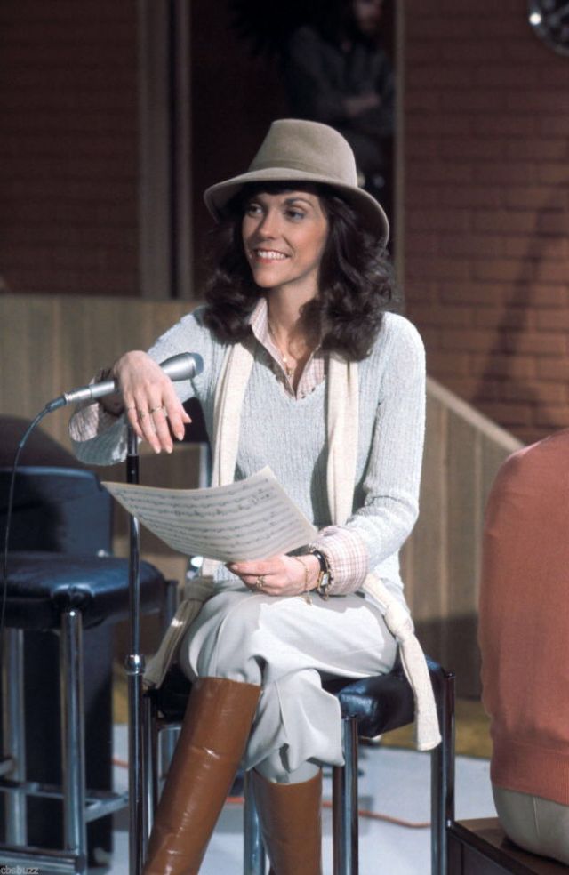 30 Vintage Photos of a Lovely Karen Carpenter From Between the Late