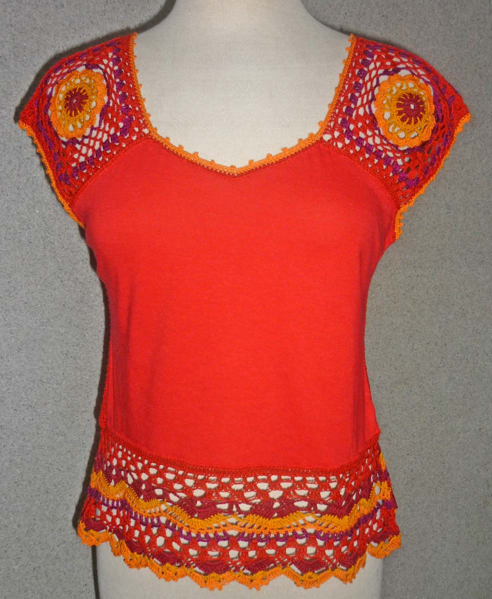 Tejidos Carmesí: Blusa en tela jersey roja con tejido a crochet en hilos colores rojo, anaranjado, amarillo y púrpura, Talla S